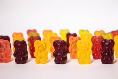 Beyaz arka planda izole edilmiş renkli parlak ayıcıklı ordu rütbeleri.