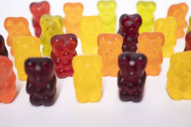 Beyaz arka planda izole edilmiş renkli tatlı jelibon ayıcıkları..