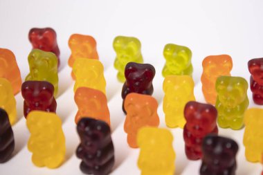 Beyaz arka planda izole edilmiş renkli tatlı jelibon ayıcıkları..