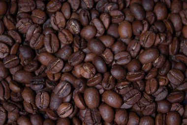 Taze kavrulmuş kahve çekirdeğini kapatın. en üstteki görünüm.