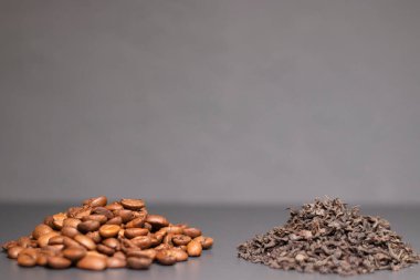 Bir yığın kurutulmuş çay yaprağı ve kavrulmuş kahve çekirdeği: Kafeine karşı kafein. arkaplan .