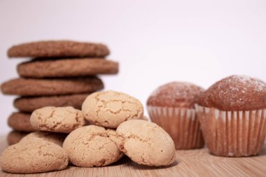 Muffinler, badem amaretti ve ahşap tezgahta yulaf kurabiyeleri. Tatlı fırın konsepti