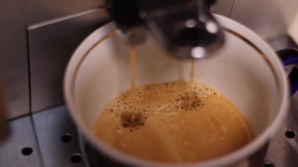 Κοντινό Πλάνο Αυτόματης Καφετιέρας Που Ρίχνει Καφέ Ένα Φλιτζάνι Στο — Αρχείο Βίντεο
