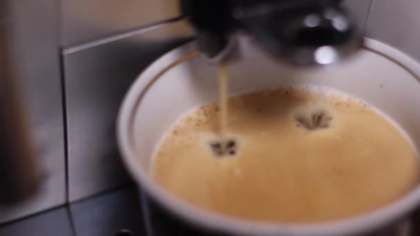 自宅のカップにコーヒーを注ぐ自動コーヒーマシンの閉鎖 — ストック動画