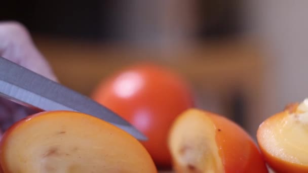 妇女的手切片成熟新鲜橙皮在木制切菜板上 奇异的热带水果 — 图库视频影像