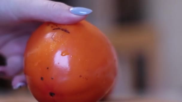Mujer Mano Rebanada Madura Caqui Naranja Fresca Tabla Cortar Madera — Vídeos de Stock