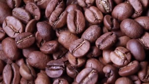 Γλιστρώντας Μέσα Από Ψημένους Κόκκους Καφέ Σωρός Από Αρωματικούς Σπόρους — Αρχείο Βίντεο