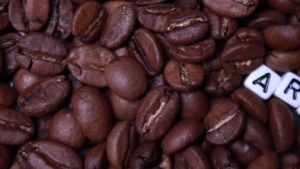 Deslizándose Través Granos Café Tostados Con Palabra Arabica Escrito Pequeños — Vídeo de stock