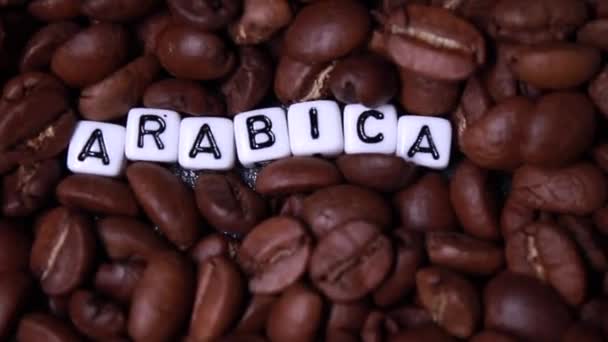 Deslizándose Través Granos Café Tostados Con Palabra Arabica Escrito Pequeños — Vídeo de stock