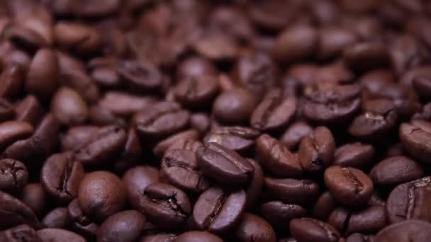 Close Van Gebrande Koffieboon Geurige Koffiezaden Vallen Slow Motion Van — Stockvideo