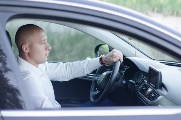 Hombre Calvo Guapo Traje Coche Lujo Hombre Negocios Automóvil —  Fotos de Stock