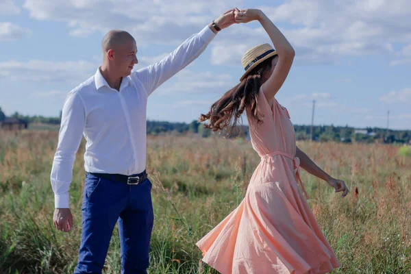 Pareja Feliz Bailando Campo Morena Vestido Crema Hombre Calvo Camisa — Foto de Stock