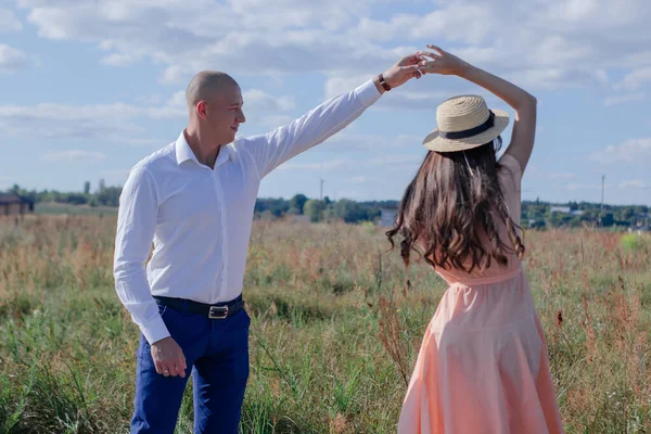 Boldog Pár Táncol Mezőn Barna Krémruhában Kopasz Férfi Fehér Ingben — Stock Fotó