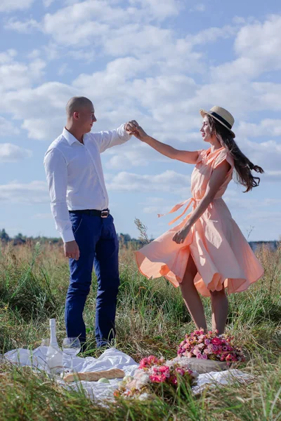 Счастливая Пара Танцующая Поле Брюнетка Кремовом Платье Лысый Мужчина Белой — стоковое фото