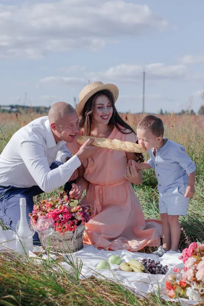 Boldog Család Egy Pikniken Mezőn Férj Feleség Kisfiú Takarón Ülnek — Stock Fotó