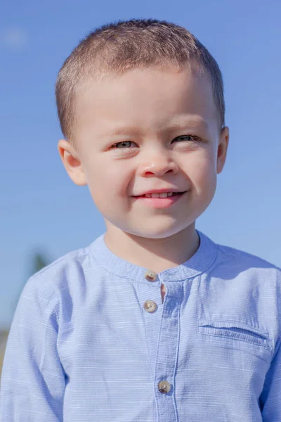 Retrato Menino Bonito Saia Azul Campo — Fotografia de Stock