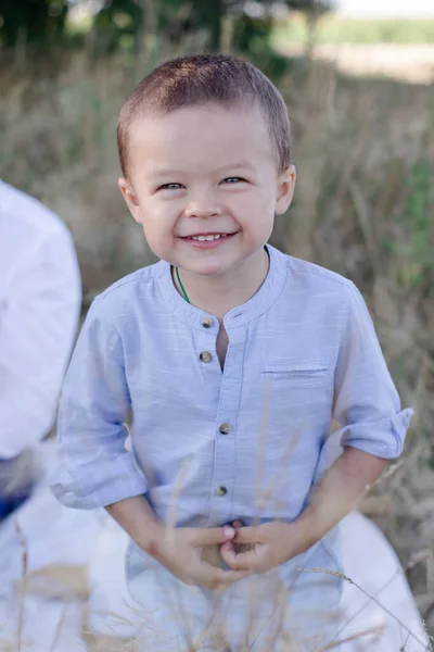 Portret Van Een Mooie Kleine Jongen Blauwe Rok Het Veld — Stockfoto