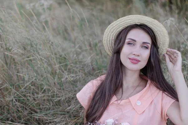 Pretty Brunette Woman Cream Dress Straw Hat Field — Stock Photo, Image