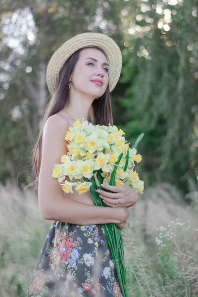 トップレスブルネットの女性です麦畑の花で胸を覆うわらの帽子 — ストック写真