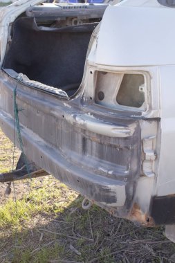 Eski, paslı, bozuk otomobili kapatın. Araba kazası ya da yangın sonucu