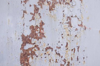 Duvardaki eski çatlak boya. Doku, şekil, arka plan. Duvar boyayla çatlamış, demirin arkasındaki soyut boya. Kapat.