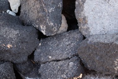 Eski çatlamış asfalt kaldırıma yakın çekim. Geri dönüşümü azaltma kavramı. Parçalanmış beton yığını. Otoyol tahrip oldu, hasar gördü ve çöktü. Felaket sonuçları, deprem ya da kaza.