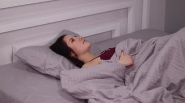 Gri çarşaflı bir yatakta uyuyan, rüya gören ve düşünen şehvetli, esmer bir kadın.. 