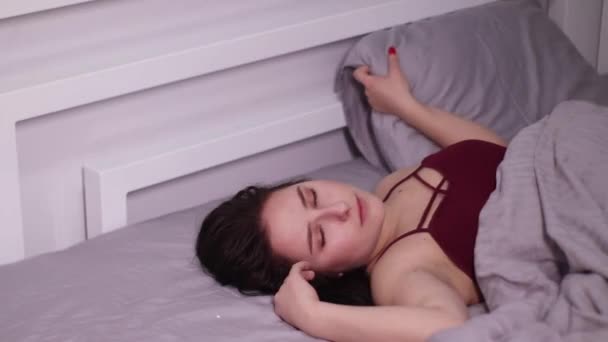 Wanita Berambut Cokelat Cantik Sensual Tempat Tidur Dengan Lembar Abu — Stok Video