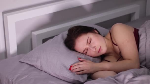 Sensual Hermosa Mujer Morena Una Cama Con Sábanas Grises Durmiendo — Vídeo de stock