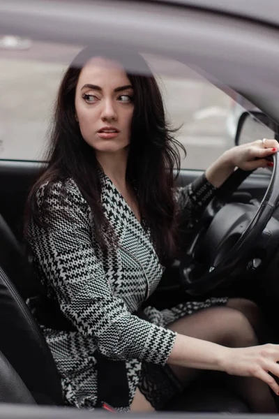 Retrato Una Atractiva Morena Vestido Gris Cuadros Coche Negro Chica —  Fotos de Stock