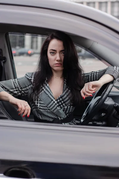 Retrato Una Atractiva Morena Vestido Gris Cuadros Coche Negro Chica —  Fotos de Stock