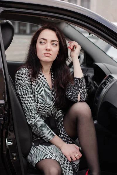 Retrato Atractiva Mujer Morena Fabulosa Con Vestido Cuadros Lux Coche —  Fotos de Stock