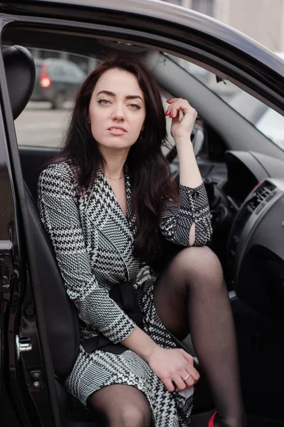 Portrait Une Jolie Brune Robe Carreaux Grise Dans Une Voiture — Photo