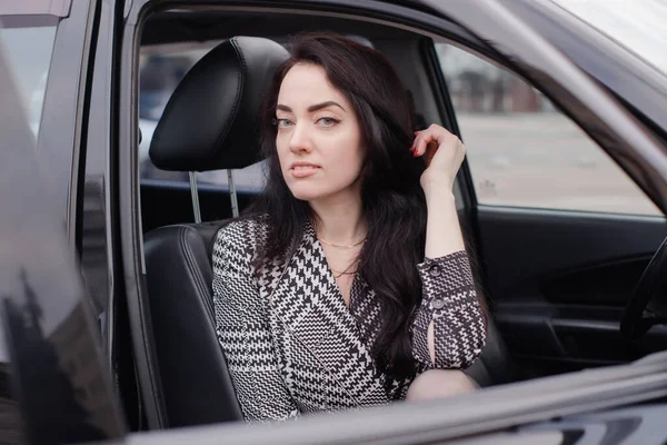 Retrato Atractiva Mujer Morena Fabulosa Con Vestido Cuadros Lux Coche —  Fotos de Stock