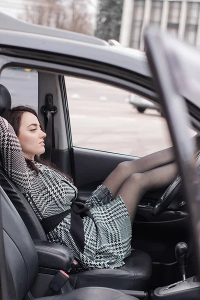 Uma Mulher Fabulosa Vestindo Vestido Xadrez Automóvel Com Pernas Sapatos — Fotografia de Stock