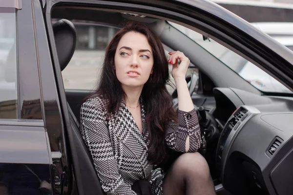 Retrato Uma Morena Atraente Vestido Xadrez Cinza Carro Preto Menina — Fotografia de Stock