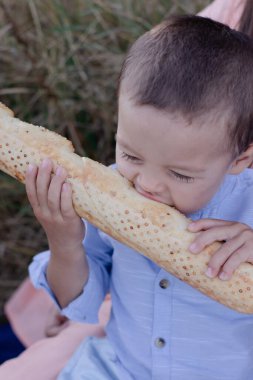 Küçük çocuk baget yiyor. Lezzetli ekmek fırını