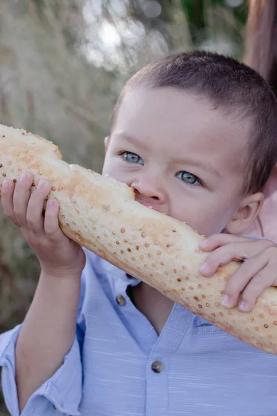 Petit Garçon Mange Baguette Savoureuse Boulangerie Pain — Photo