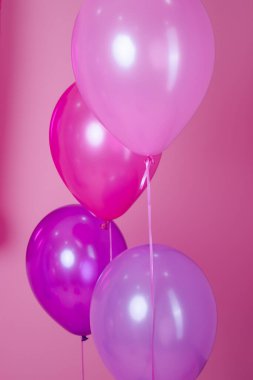 Pembe pastel arka planda pembe renkli parti balonları. Mesaj için yer var. Asgari fikir mutluluk, neşe, doğum günü konsepti. Kopya alanı olan bayram web pankartı.