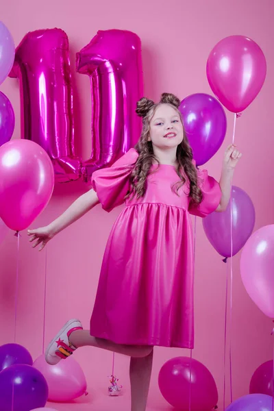 분홍색 화장을 분홍색 드레스를 귀여운 모양의 근처에 그라운드에서 축하의 컨셉으로 — 스톡 사진