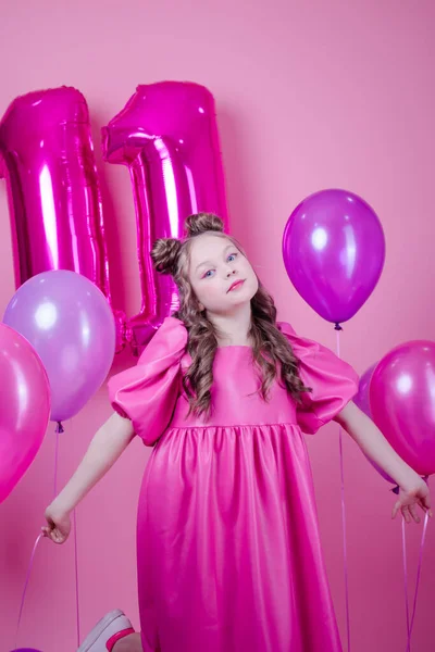 분홍색 화장을 분홍색 드레스를 귀여운 모양의 근처에 그라운드에서 축하의 컨셉으로 — 스톡 사진