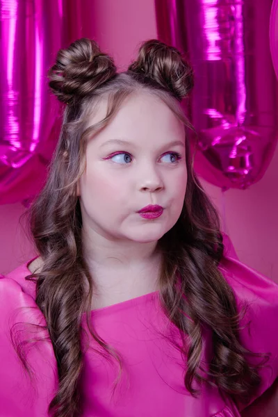Приваблива Брюнетка Дівчина Модель Рожевим Макіяжем Рожевій Шкіряній Сукні Біля — стокове фото