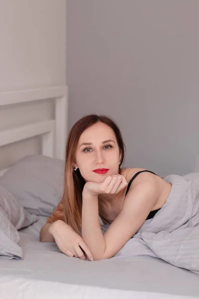 Mooie Roodharige Vrouw Zwart Kant Lingerie Bed Met Grijze Lakens — Stockfoto