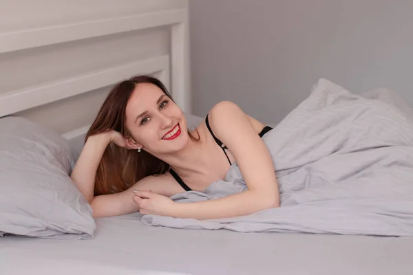 Mulher Ruiva Bonita Lingerie Renda Preta Cama Com Lençóis Cinzentos — Fotografia de Stock