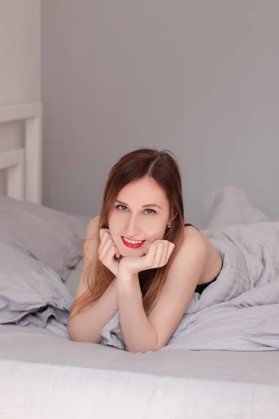 Mooie Roodharige Vrouw Zwart Kant Lingerie Bed Met Grijze Lakens — Stockfoto