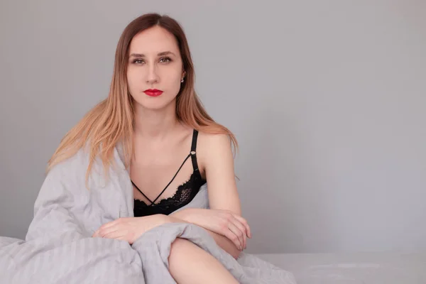 Portret Van Mooie Roodharige Vrouw Zwart Lingerie Bed Met Grijze — Stockfoto