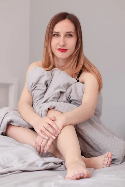 Retrato Mulher Ruiva Bonita Lingerie Preta Cama Com Lençóis Cinza — Fotografia de Stock