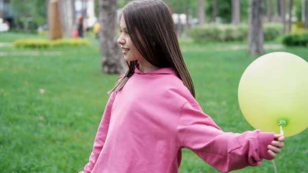 甜美的黑发少女 穿着粉色运动衫 与热气球嬉戏 快乐的夏天 慢动作 — 图库视频影像