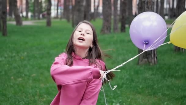 Süße Brünette Teenager Mädchen Rosa Sweatshirt Spaß Mit Heißluftballons Frohe — Stockvideo