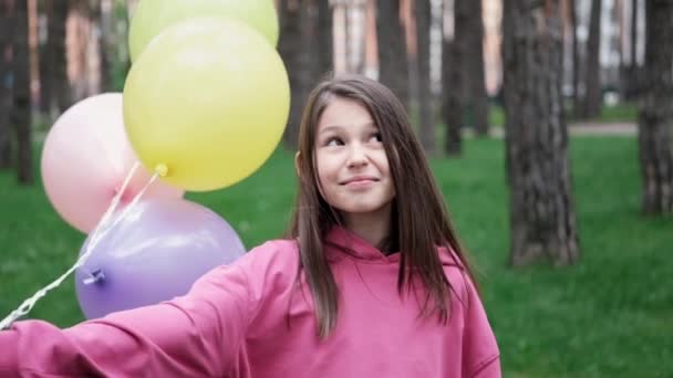 Sladká Brunetka Dospívající Dívka Růžové Mikině Baví Horkovzdušnými Balónky Veselé — Stock video